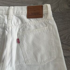 LEVI's white distressed jeans US26